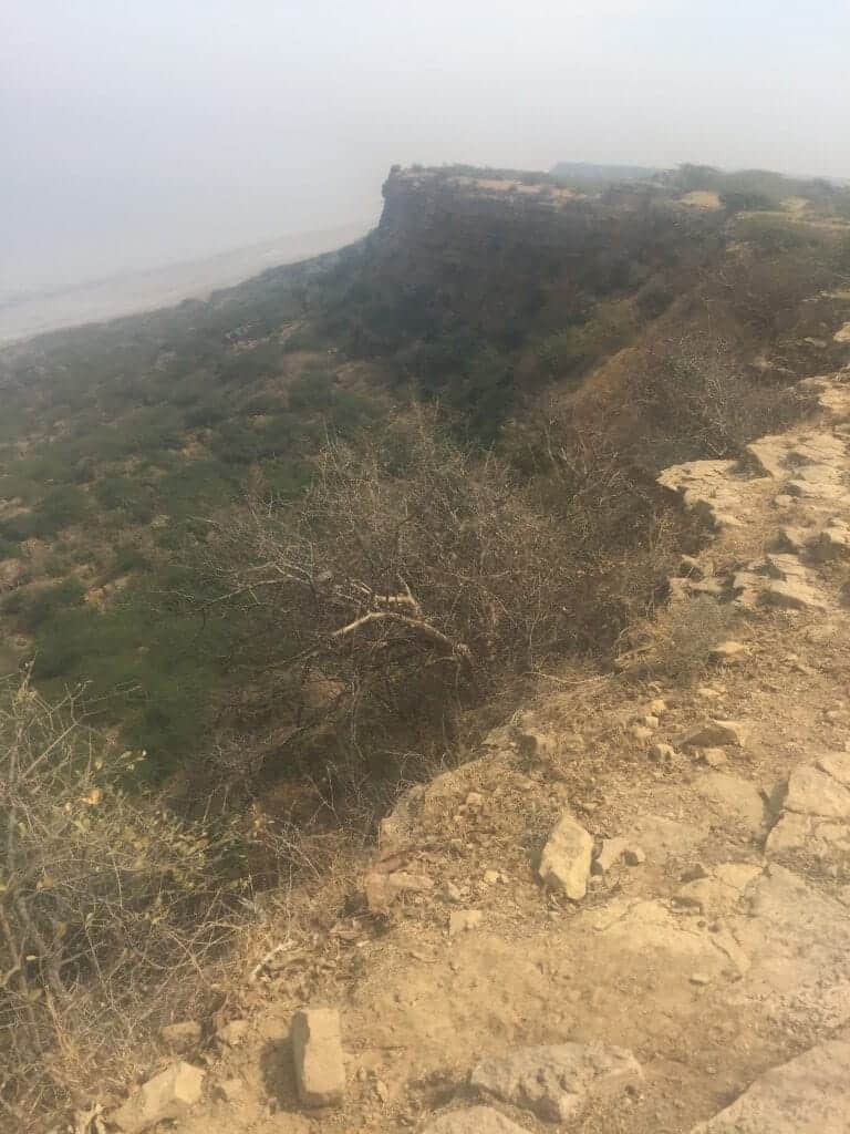 Vista desde el acantilado, mirando hacia el matorral y las salinas de Pakistán