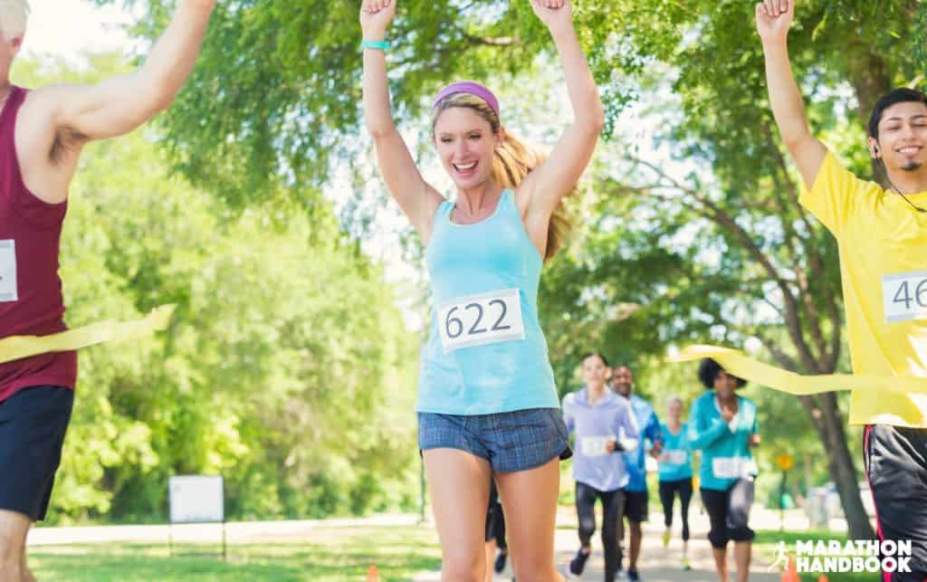 una mujer celebrando después de una carrera