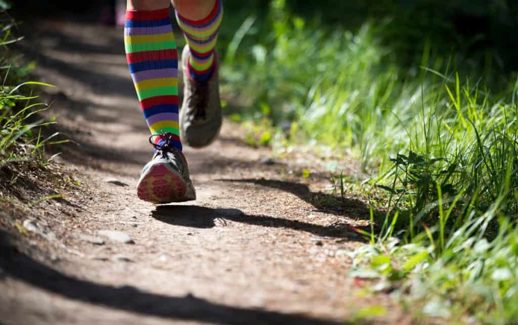 pies corriendo en un sendero