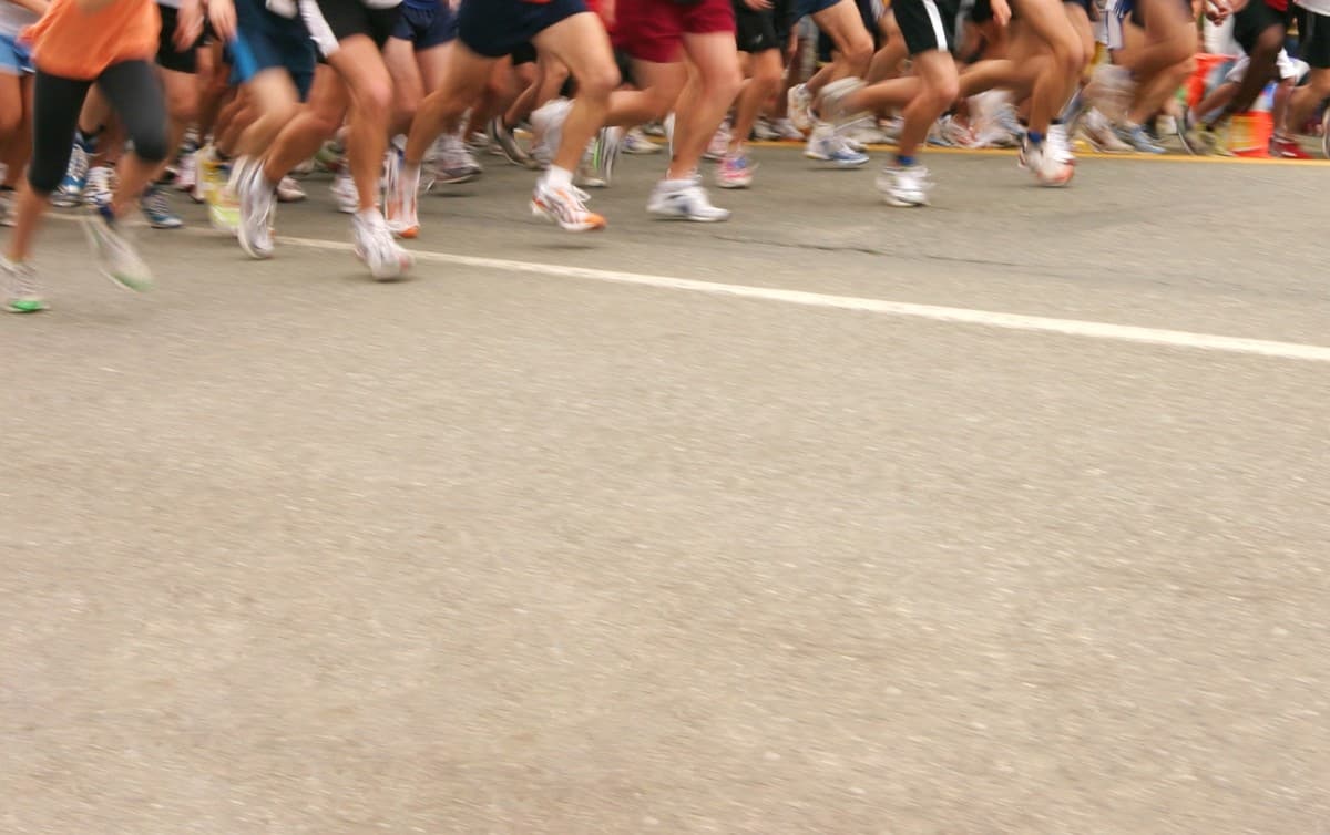 piernas de corredor en una línea de salida de carrera