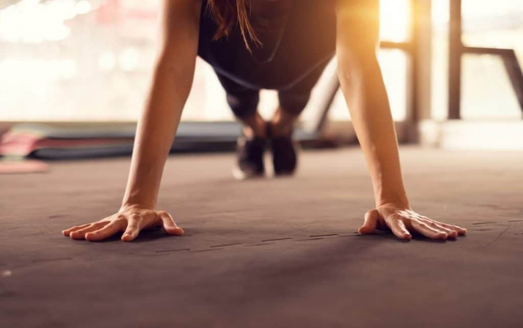 Una mujer en posición de flexiones