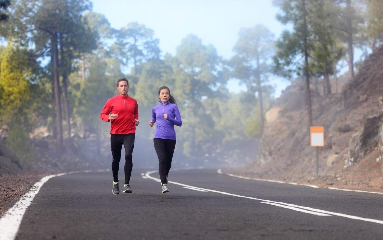 couch to 10k - dos corredores en la carretera