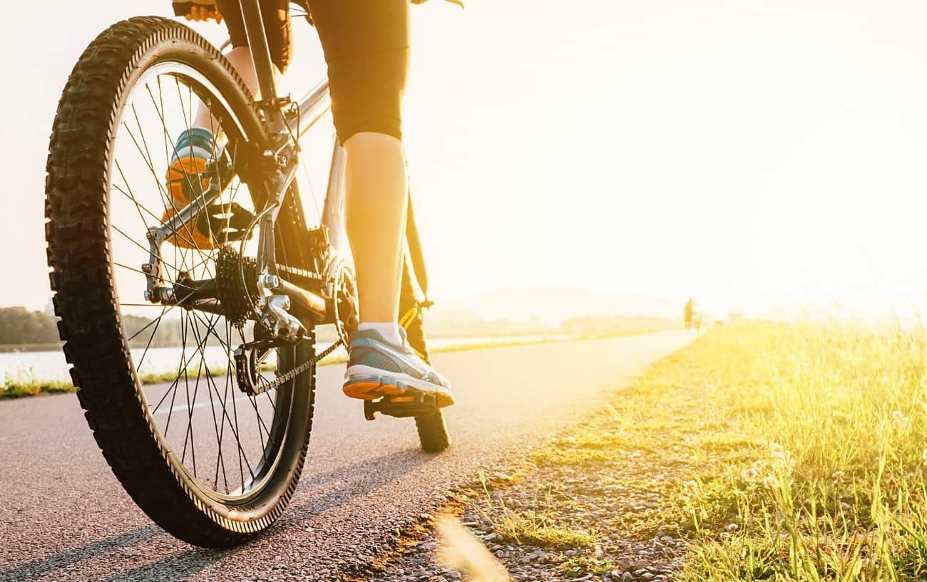 Dos personas en bicicleta.