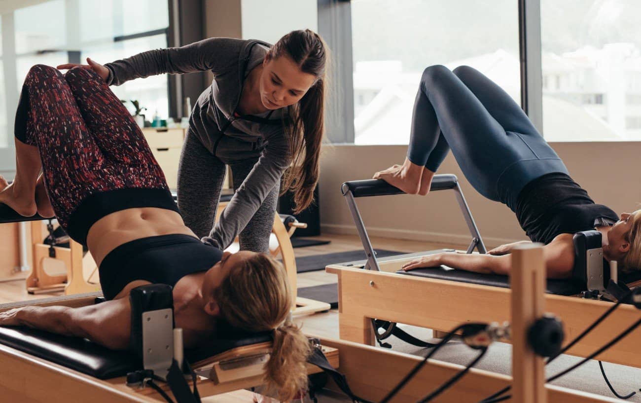 Personas en máquinas de Pilates.