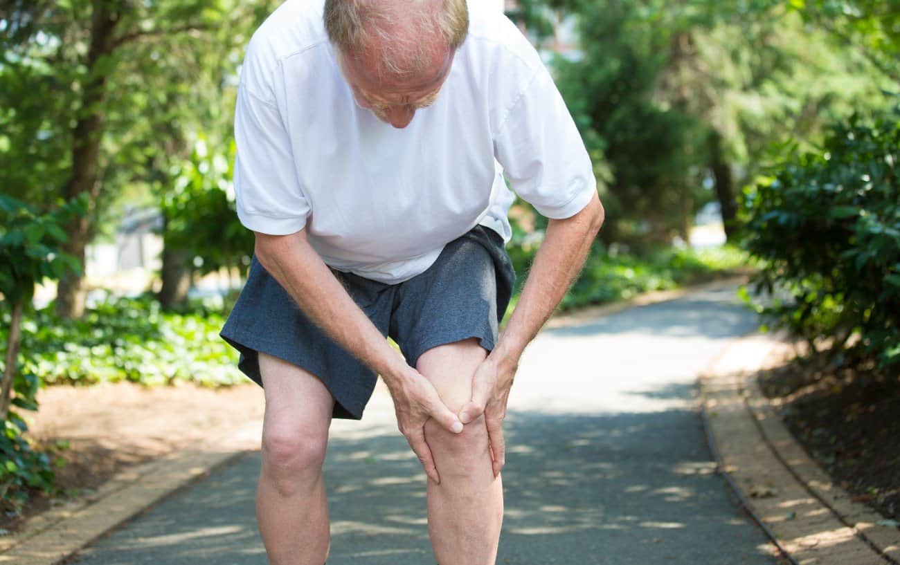 Una persona sosteniendo su rodilla.