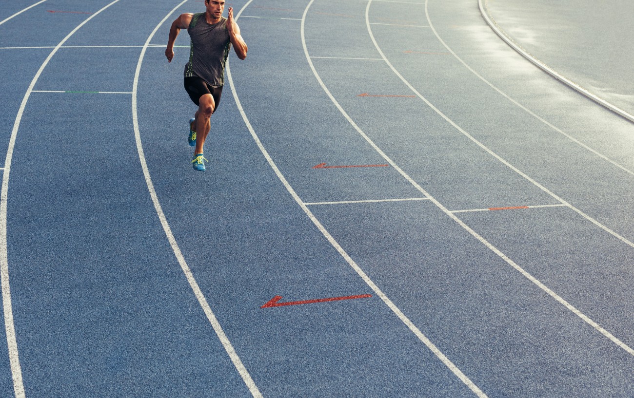 Una persona corriendo en una pista.