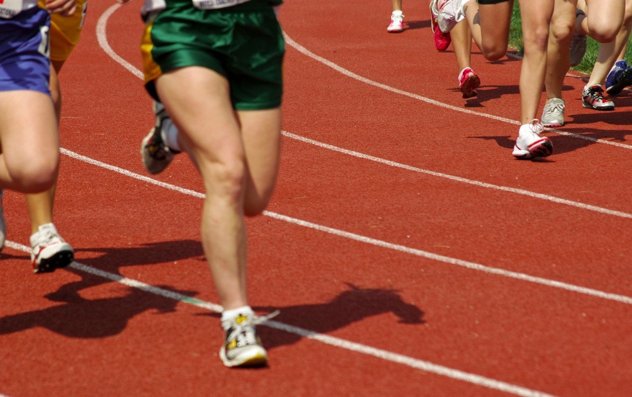 Personas corriendo en una pista.