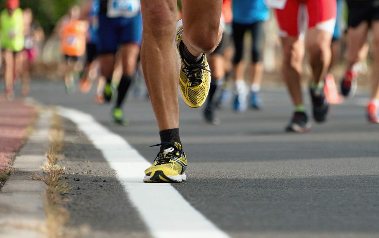 pies de corredor en una carrera