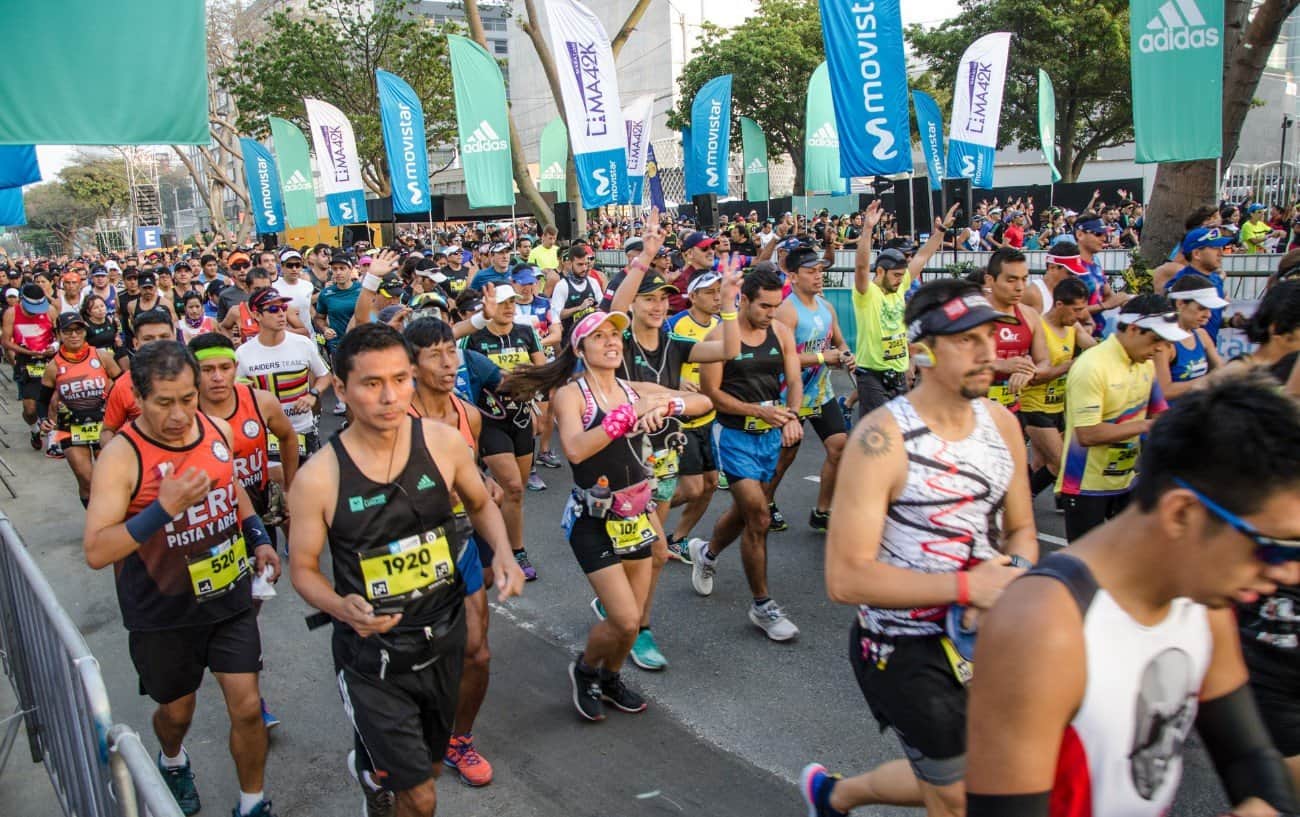 Một nhóm lớn vận động viên tham gia nửa marathon.