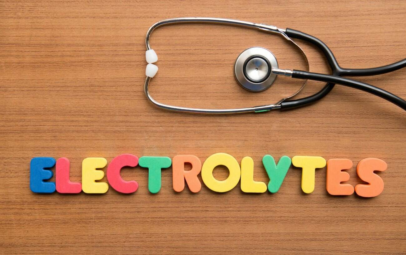 Các chữ cái đầy màu sắc xếp thành chữ 'electrolytes' và một ống nghe bên trên.