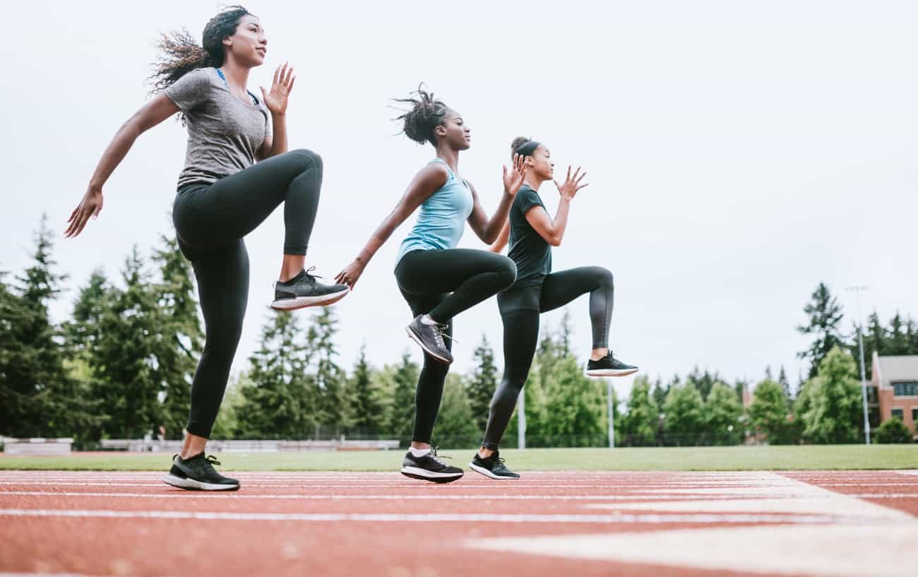 Adolescentes calentando en una pista. ¿Qué tan lejos pueden correr los niños?