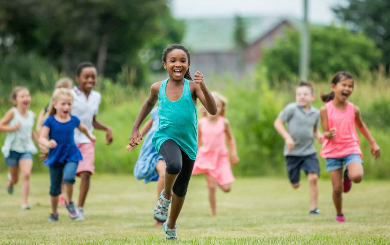 Niños corriendo.