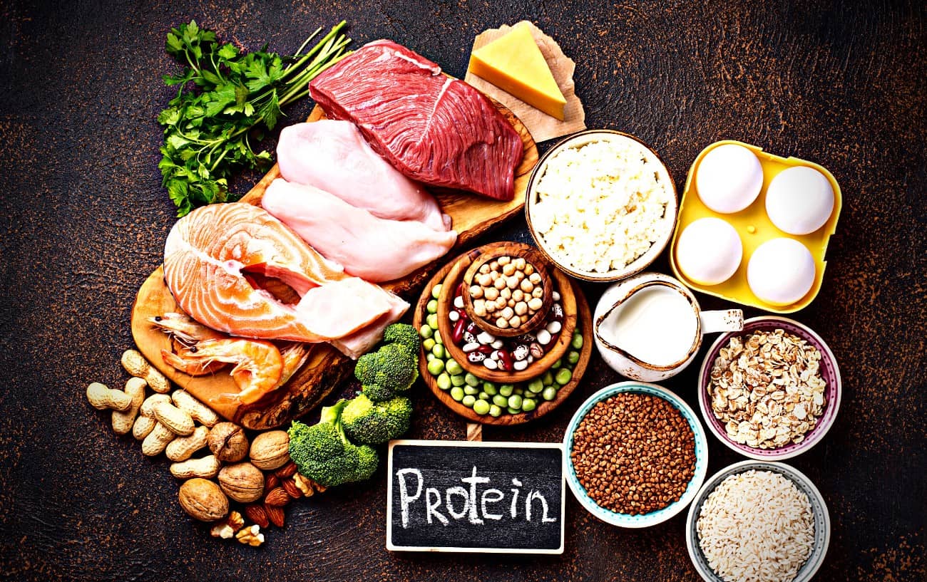 Một nhóm thực phẩm giàu protein bao gồm trứng, phô mai, sữa, hạt, thịt và gia cầm.