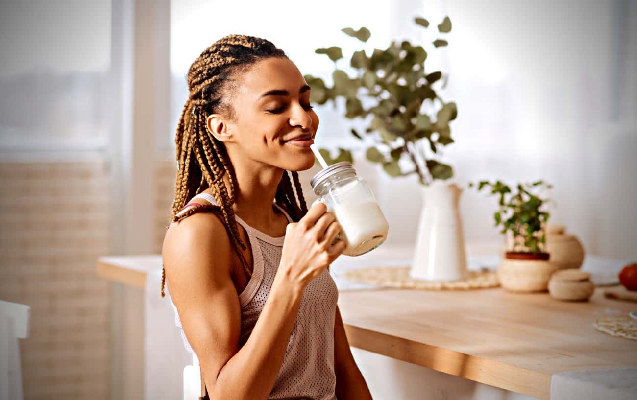 Una persona bebiendo un batido de proteínas.