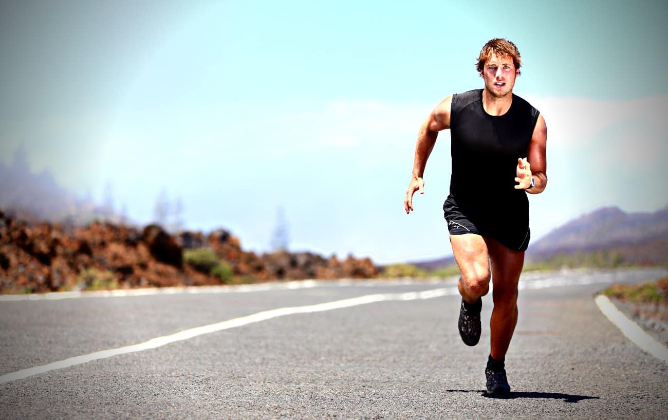 Una persona corriendo por la carretera.