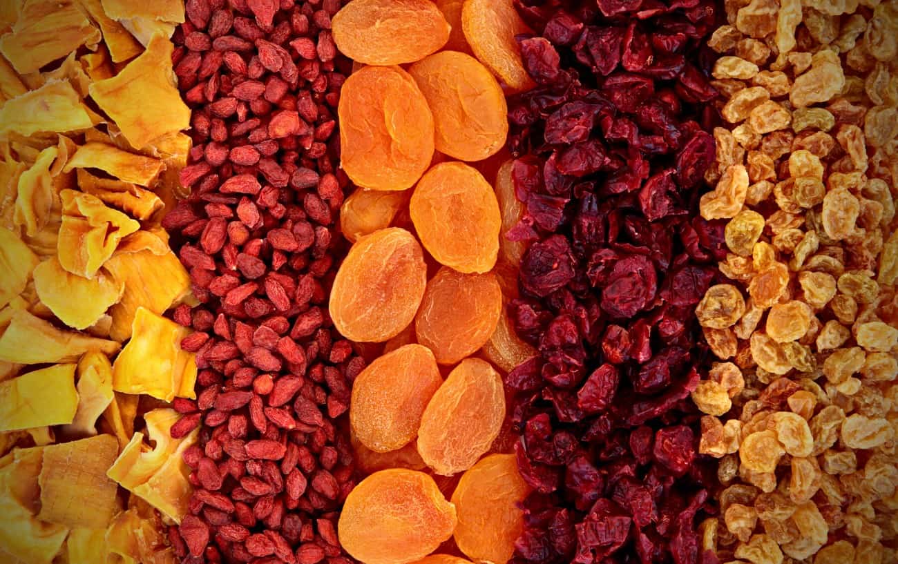 Frutas secas incluyendo arándanos, albaricoques y piña.