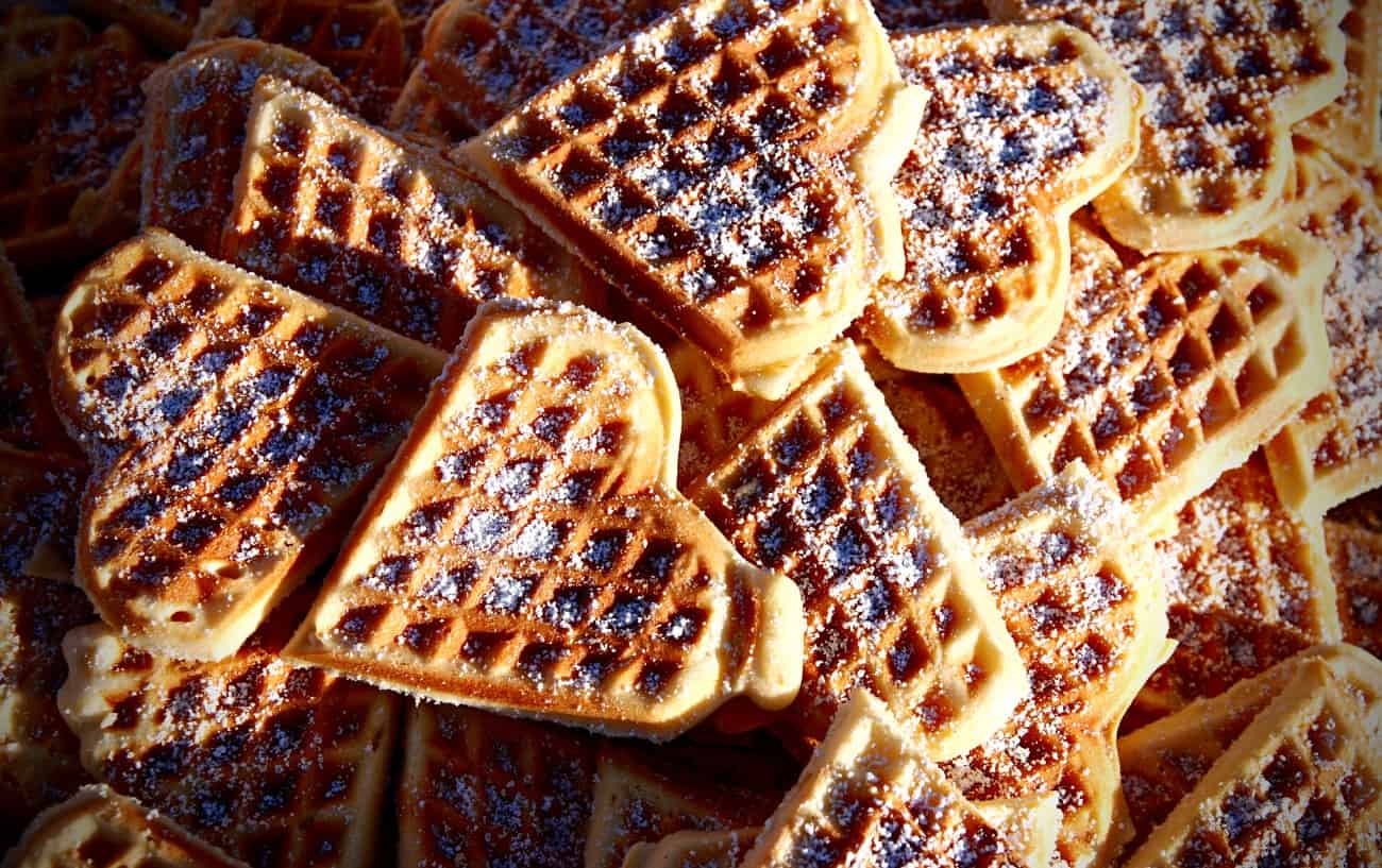 Bánh waffle hình trái tim với đường bột.