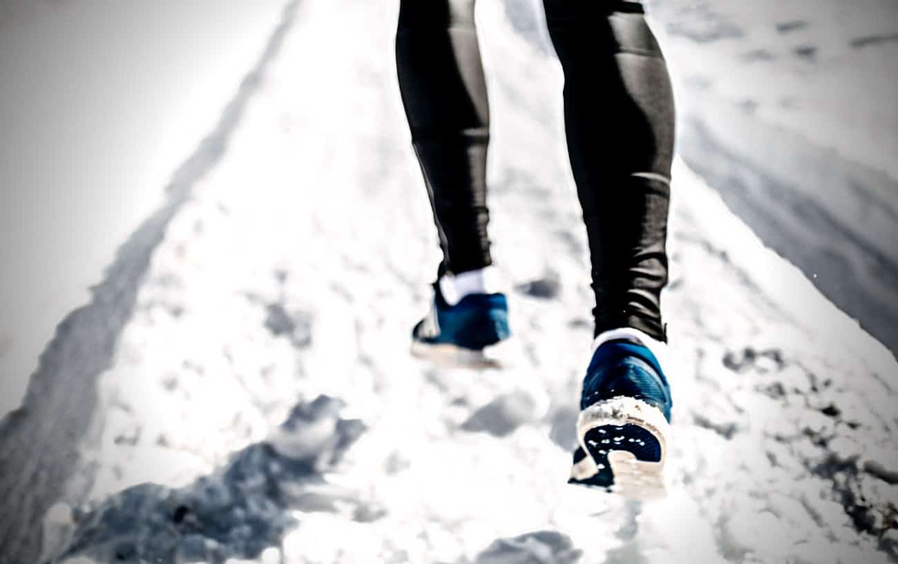 Una persona corriendo en la nieve