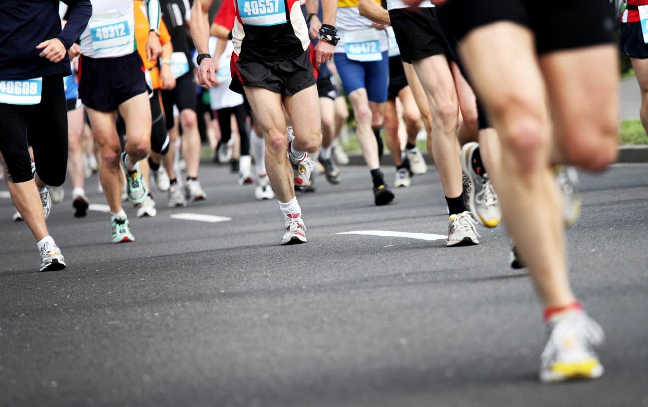 Personas corriendo un medio maratón.