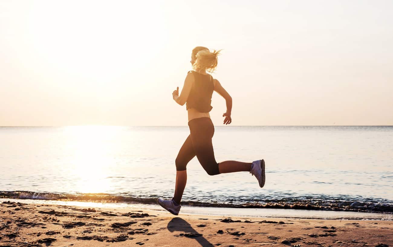 Una persona corriendo en la playa.