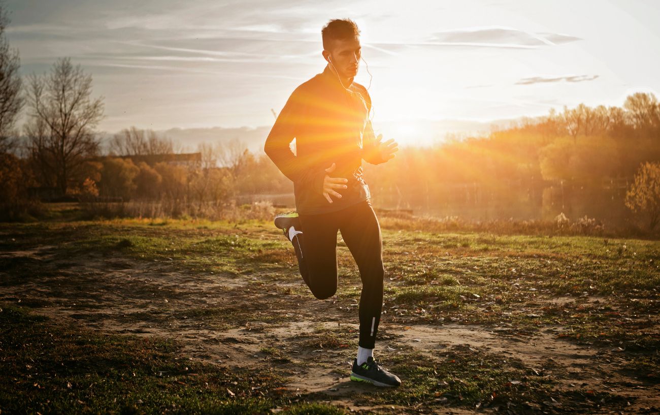 Una persona corriendo por el sendero al amanecer.