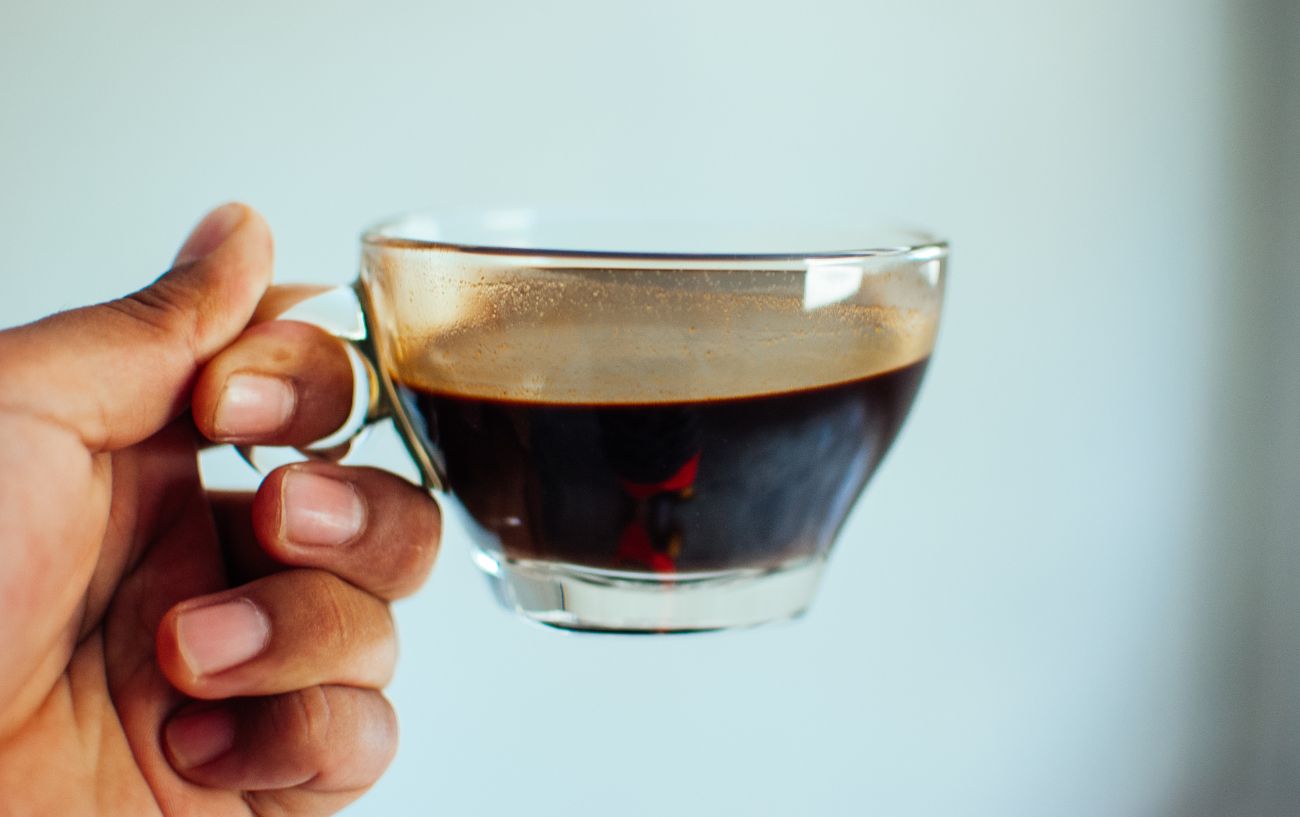 Alguien sosteniendo una taza de café.