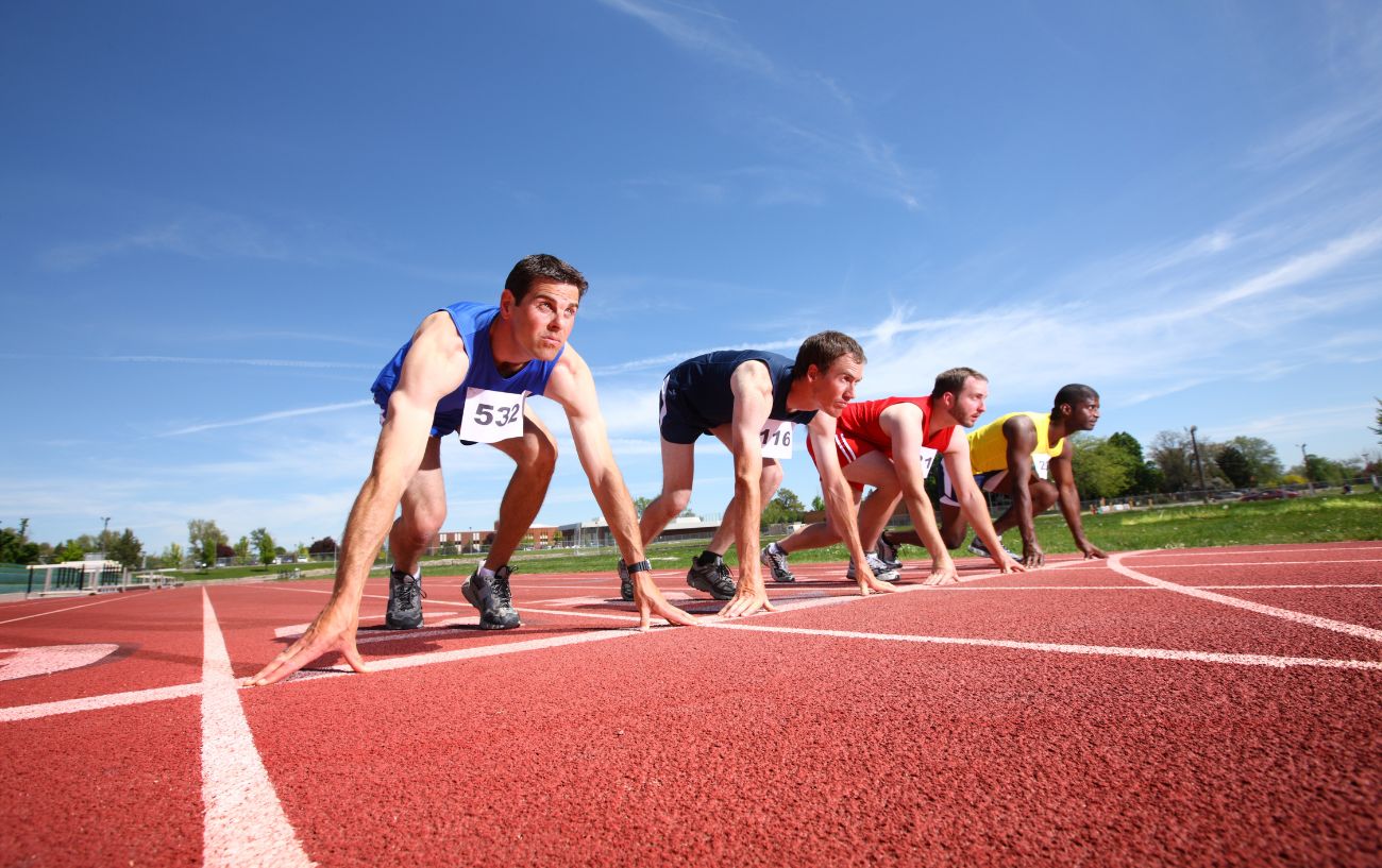 Corredores alineados en una pista listos para competir.