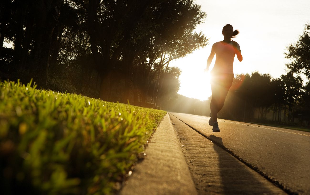 Una persona corriendo por la mañana.