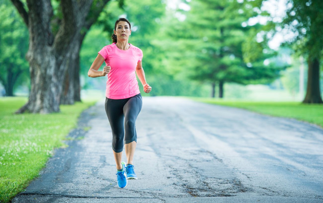 Una persona corriendo por la carretera.