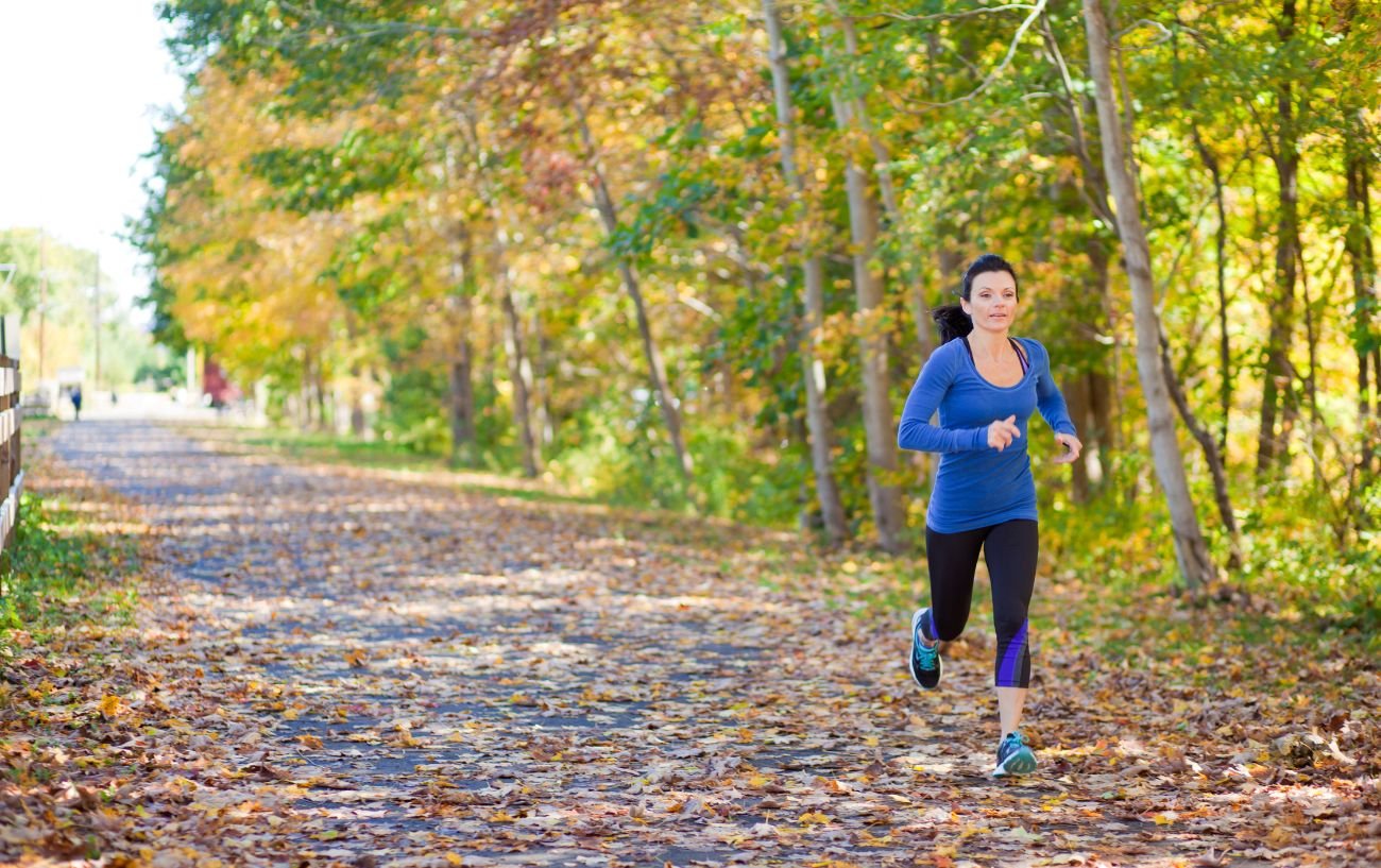 Alguien corriendo en otoño.