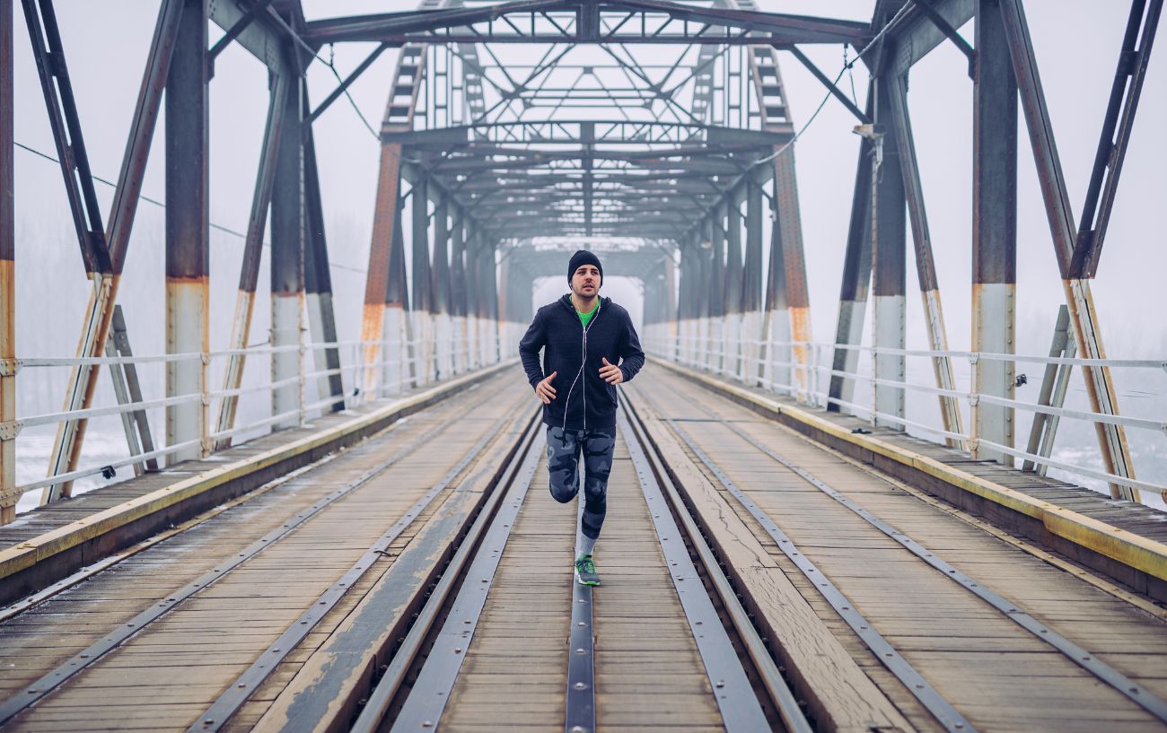 Una persona corriendo por un puente.