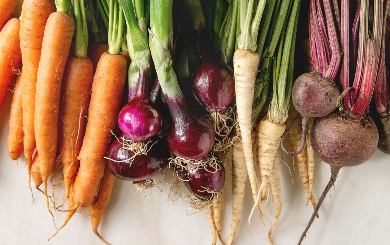 Una variedad de vegetales de raíz altos en carbohidratos.