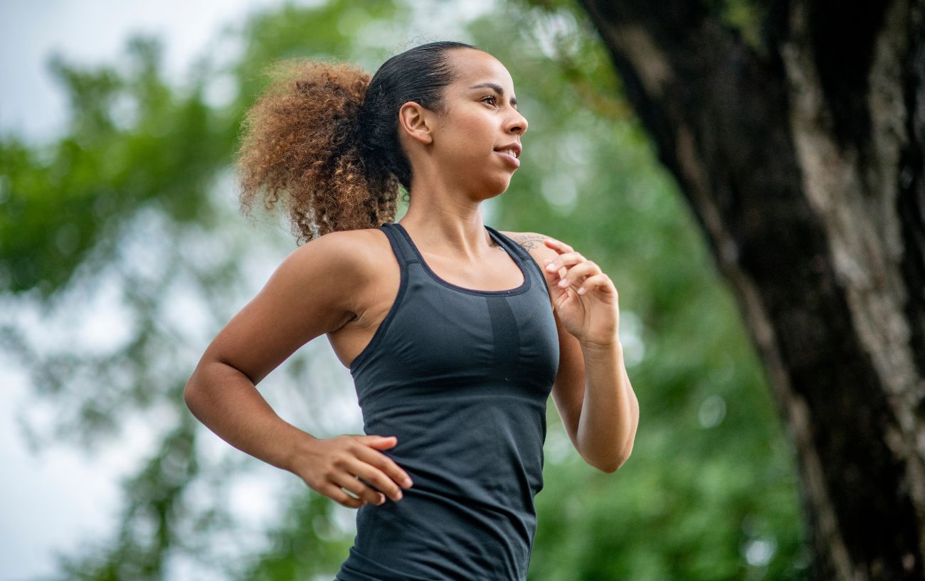 Una persona trotando lentamente, una forma de cómo aumentar la distancia de carrera.