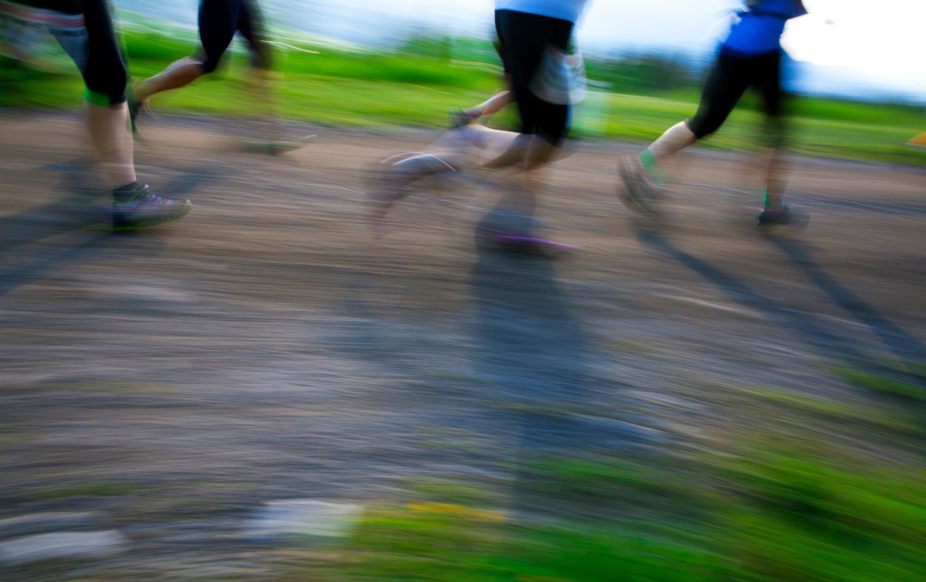 Personas corriendo por el sendero.