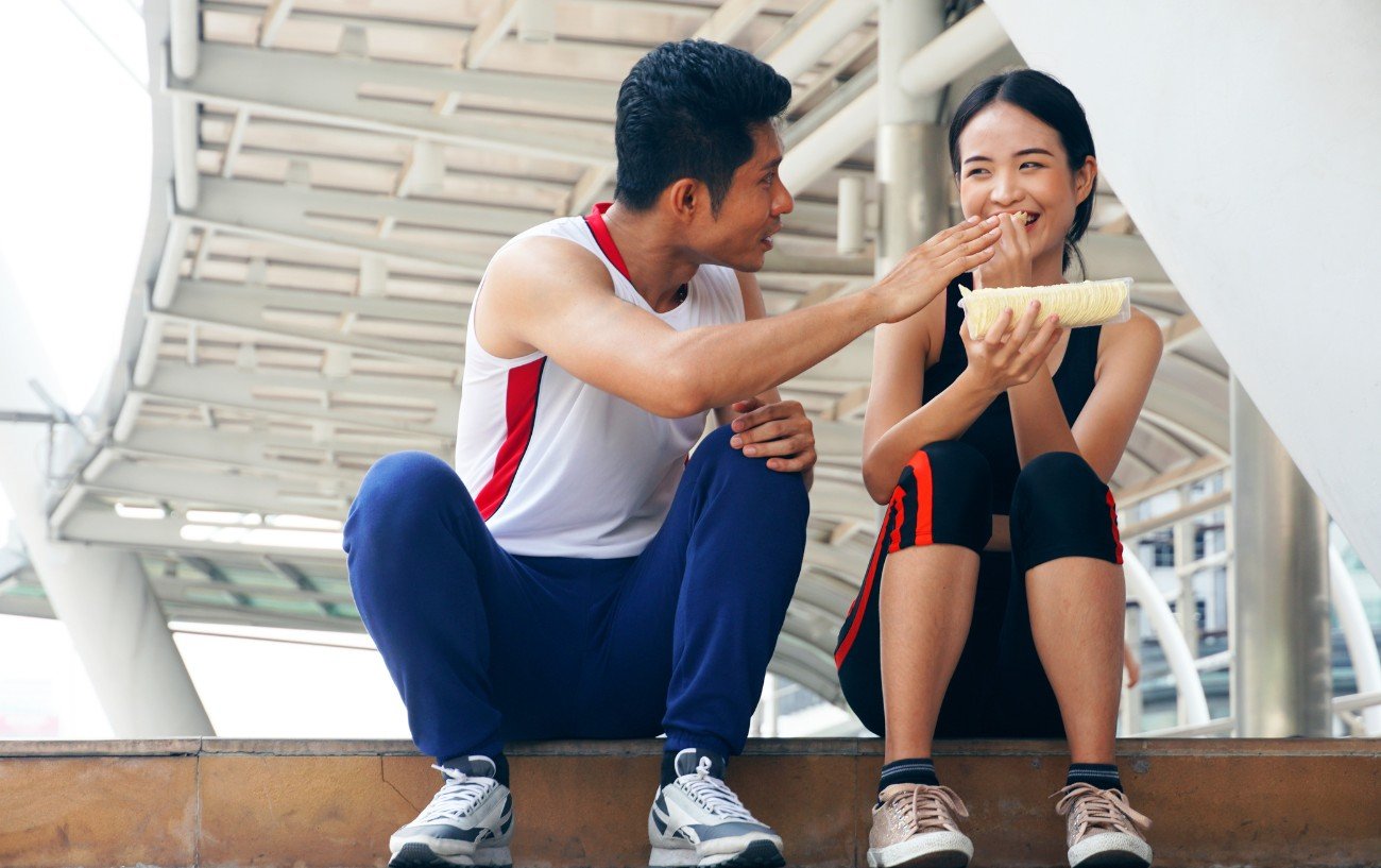 Một người đang cho người khác ăn bánh quy.