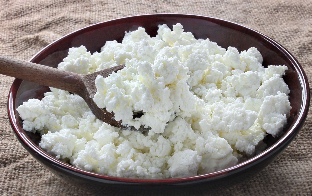 A bowl of cottage cheese.