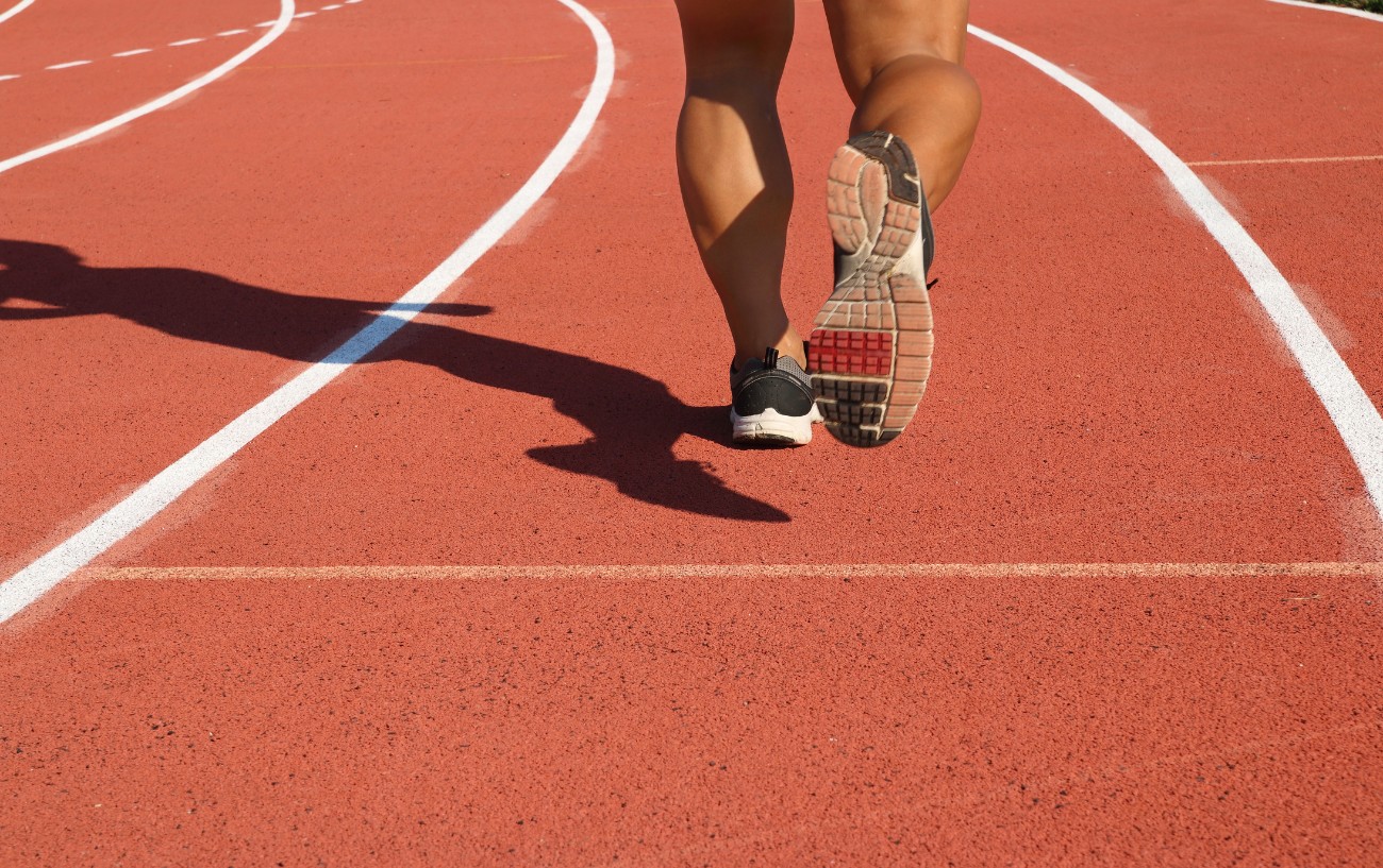 Una persona corriendo en una pista.