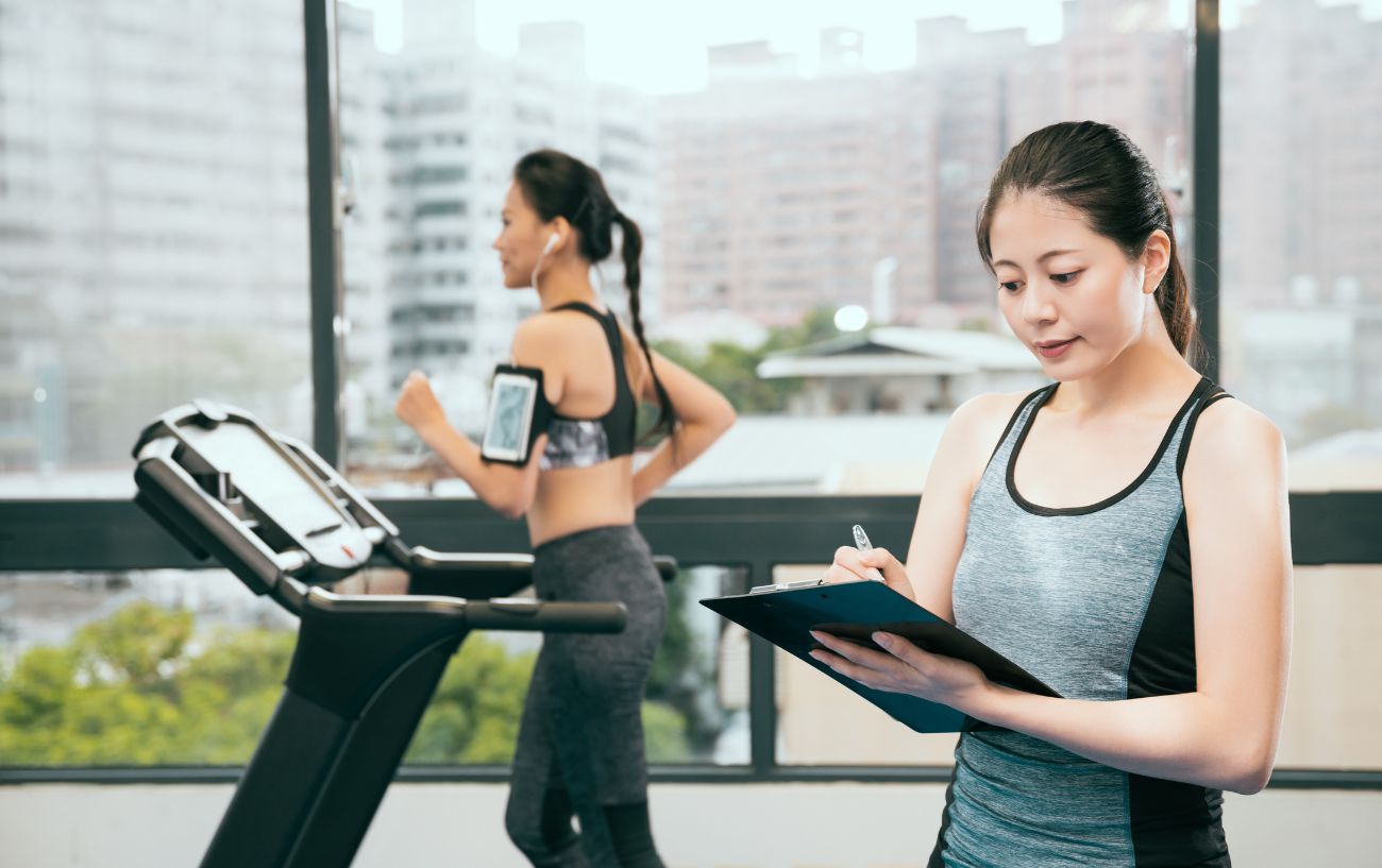 Un entrenador de running con una tabla y un bolígrafo.