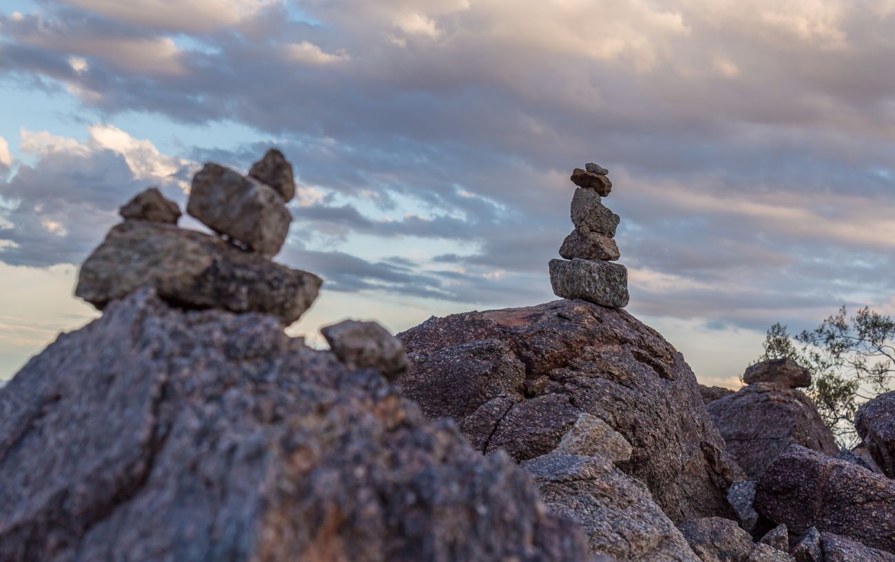 Rocas apiladas en la montaña.