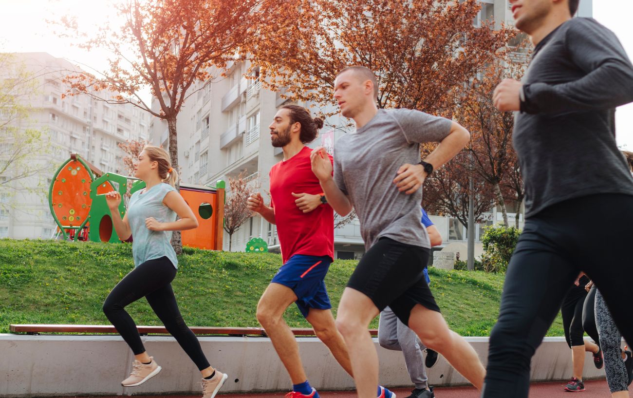 Personas corriendo siguiendo un plan de entrenamiento para medio maratón de 4 semanas.