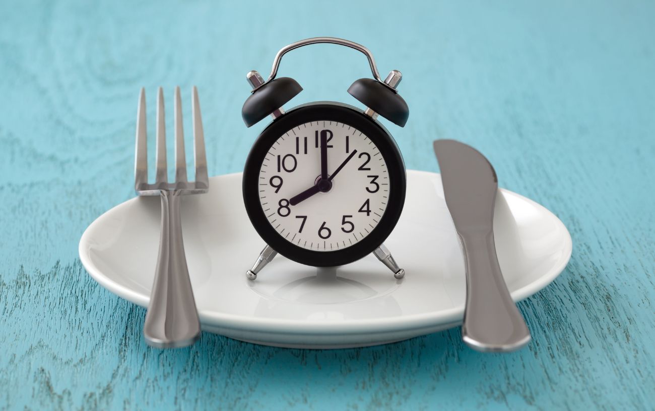 A clock in the middle of an empty plate.