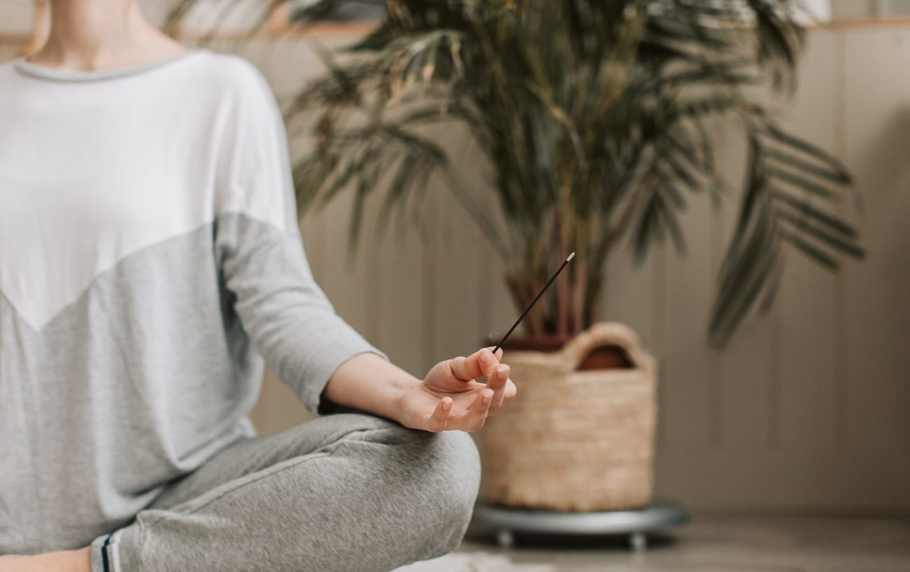 Una persona meditando durante un ayuno de 3 días.