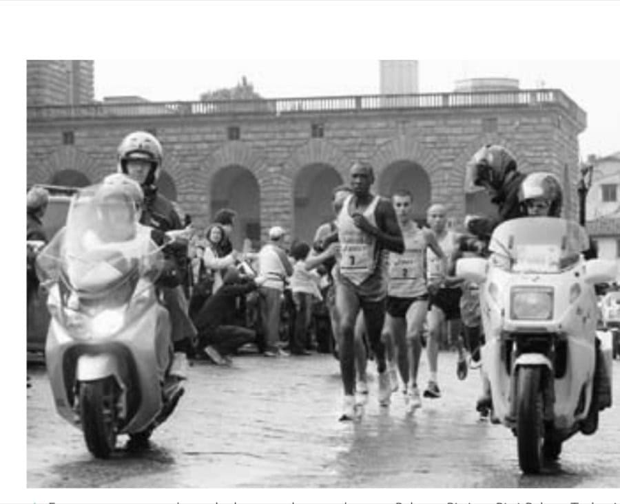 Front-runners race through the crowds near the vast Palazzo Pitti, or Pitti Palace. Today it houses one of Italy's largest art galleries.