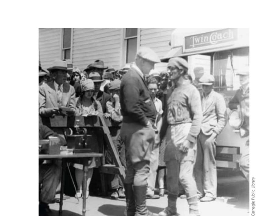 Charley Pyle talking to a bunioneer somewhere in Oklahoma.