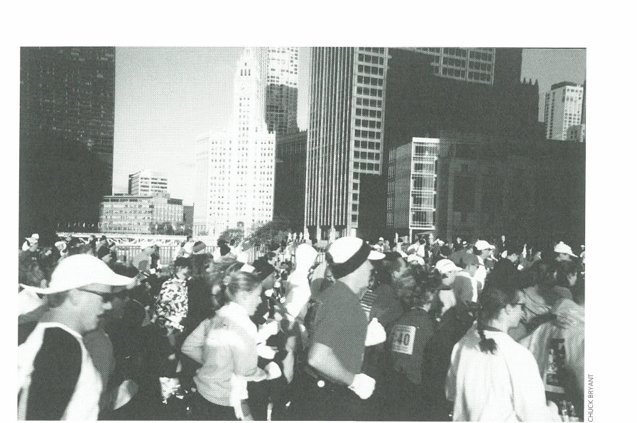 The runners move en masse through the early miles.