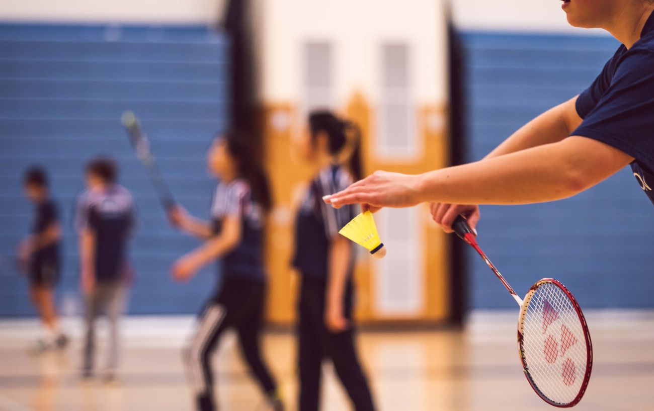 Personas jugando bádminton.