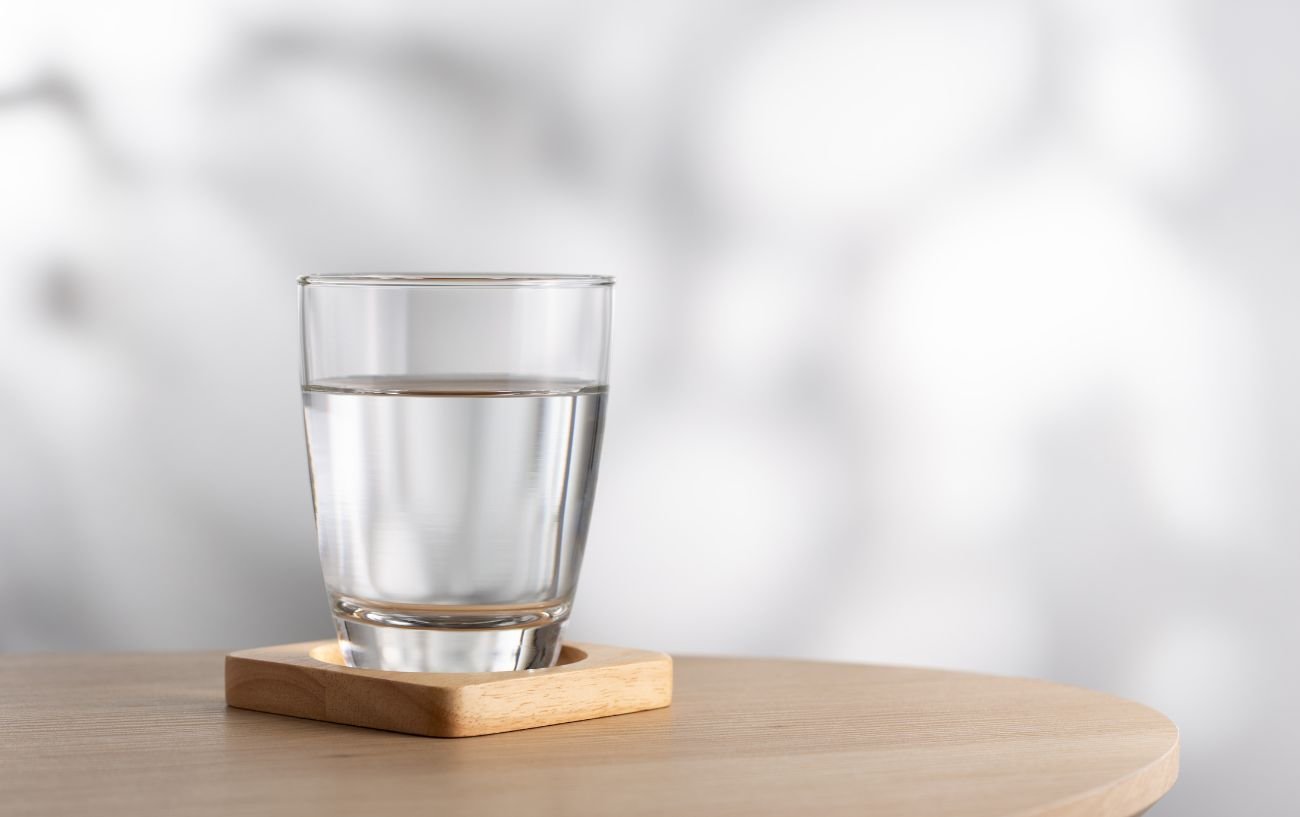 Un vaso de agua.