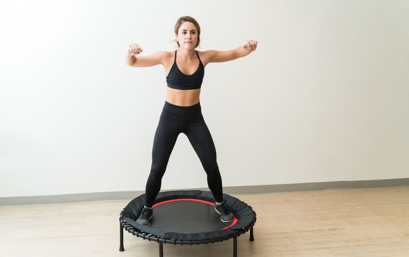 Một người đang sử dụng rebounder.