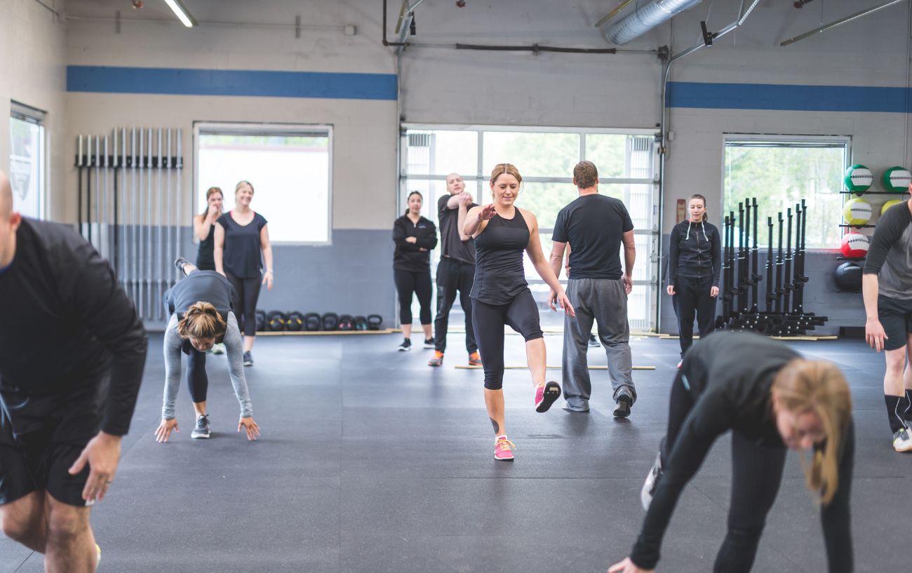 Un gimnasio lleno de gente.