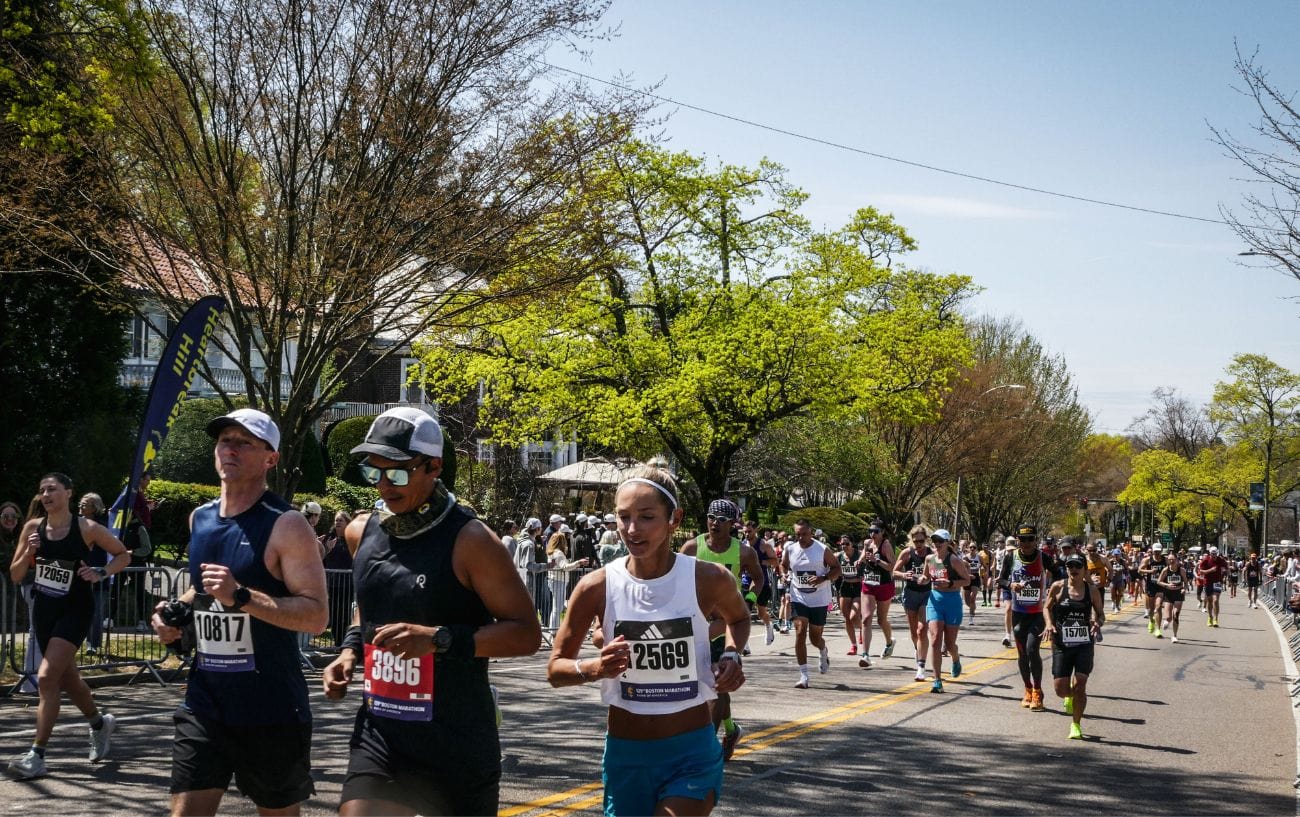 a group of people running in a race